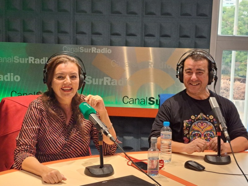 Entrevista en Canal Sur Radio con dos invitados en estudio.