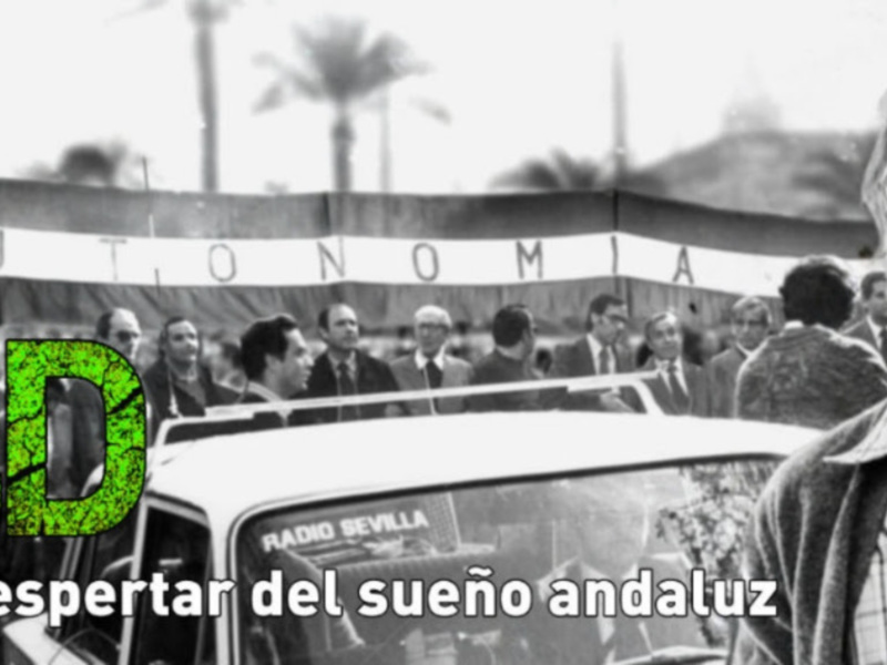 Una imagen en blanco y negro con un hombre en primer plano y una multitud detrás de un coche con el letrero 'RADIO SEVILLA'.