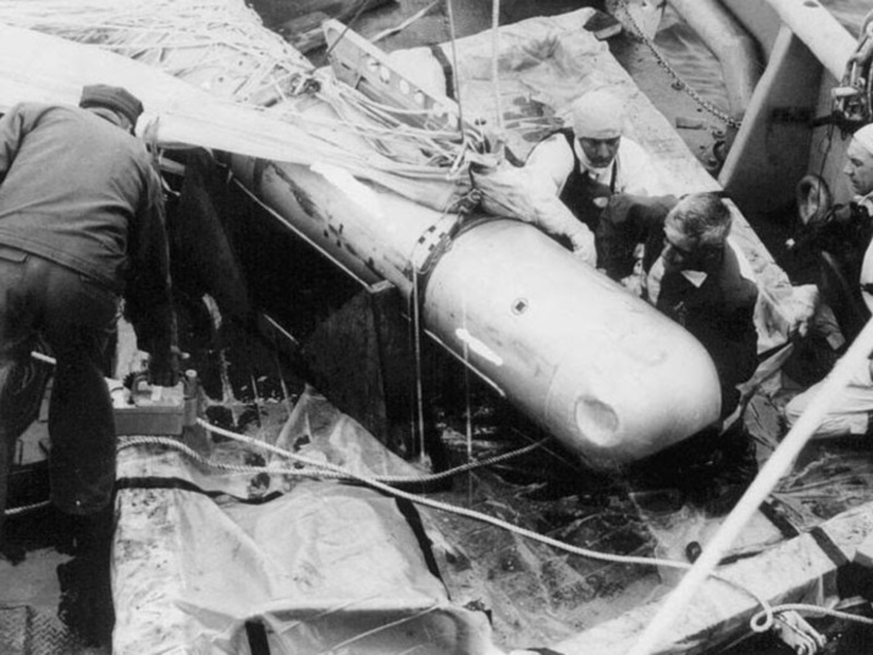 Imaginación histórica de un submarino con personal en el año 1961.