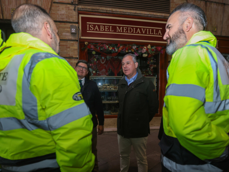 Visita a la tienda 'Isabel Media Villa' con personal en chalecos reflectantes