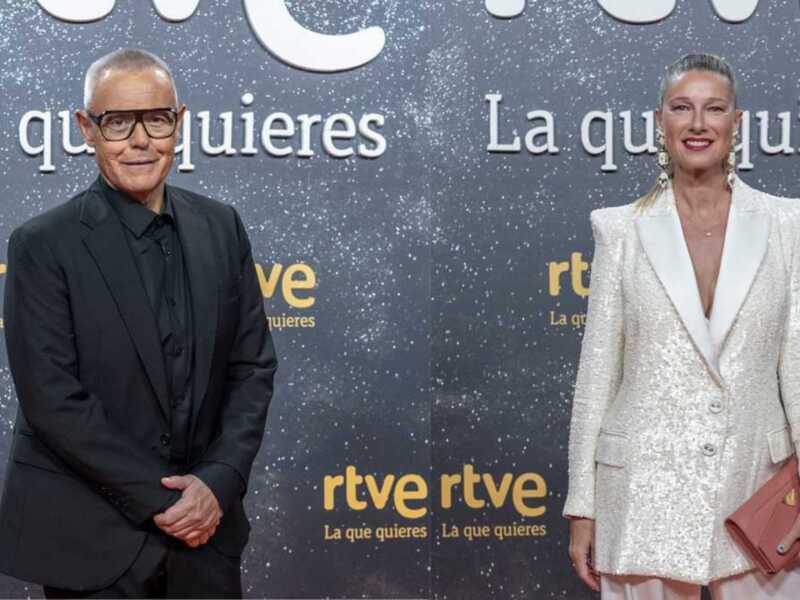Actores en alfombra roja con fondo 'La que quieras'