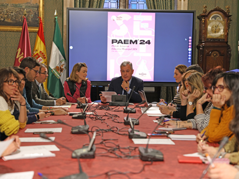 Reunión de trabajo sobre el Programa de Acción Educativa Municipal 2024 (PAEM'24) en un ambiente formal y decorado.