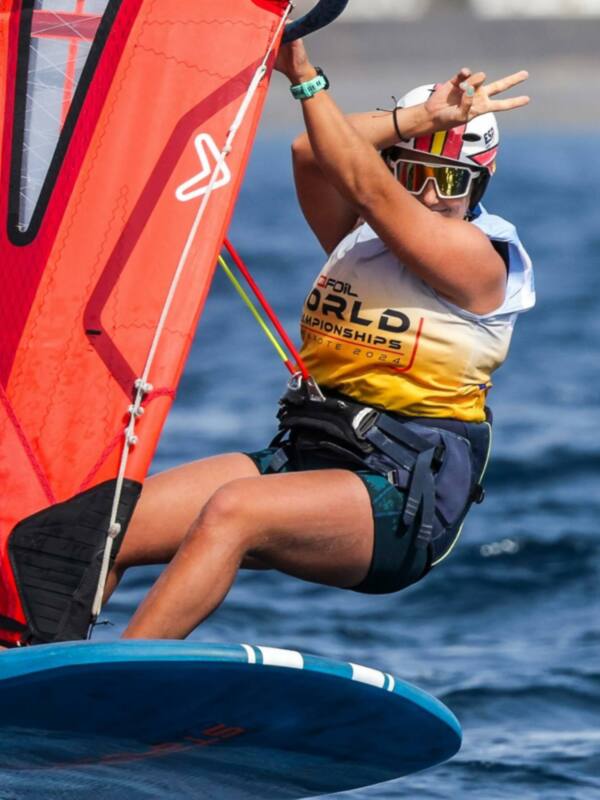 Competidor en el Campeonato Mundial de Foil 2024, en acción sobre el agua.