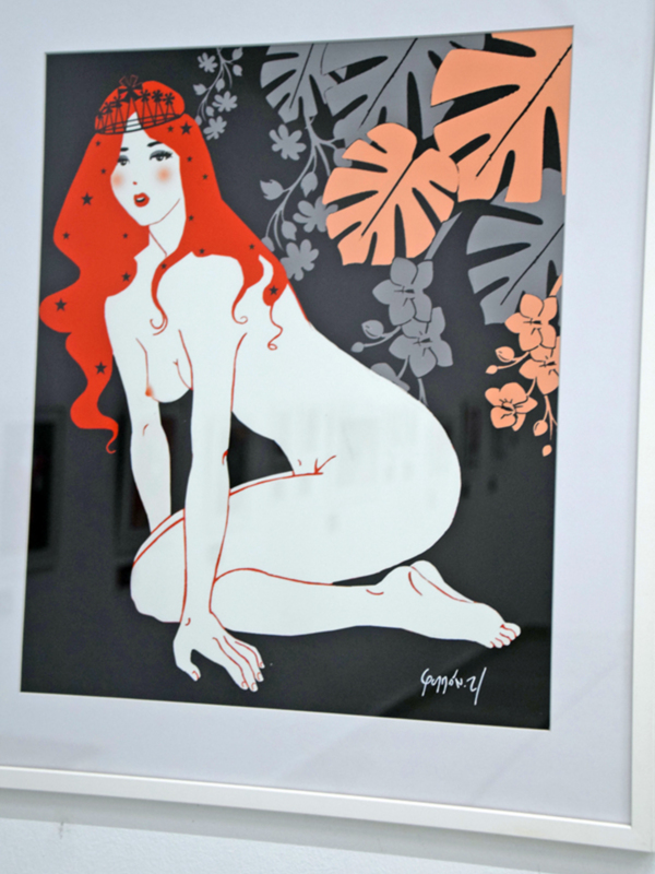 Ilustración de una figura femenina con cabello rojo y flores, fondo oscuro con hojas y flores naranjas.