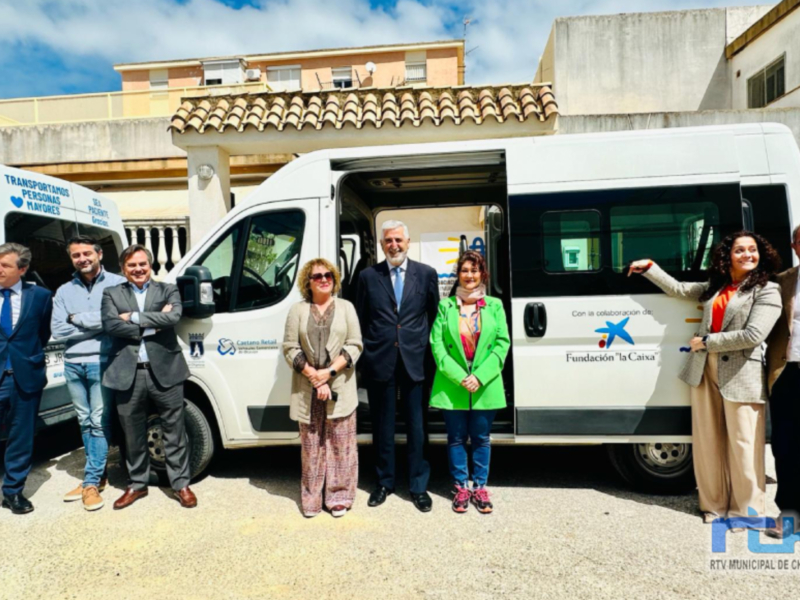 Equipo de la Fundación 'La Caixa' y autoridades locales posan junto a una furgoneta de transporte en un evento de donación de vehículos.
