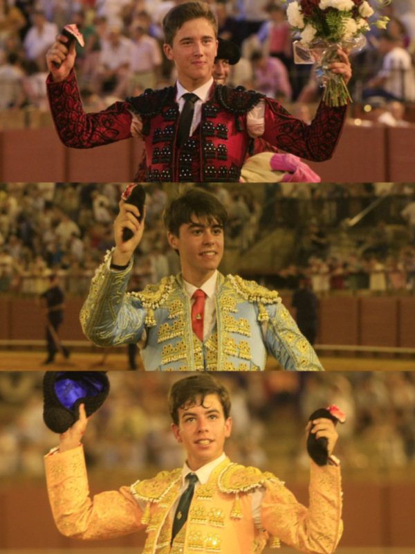 Joven torero celebrando con flores y el tradicional sombrero en una corrida de toros.