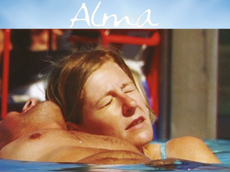 Un momento de intimidad en la piscina bajo el sol, con el texto 'Alma' en el borde superior.