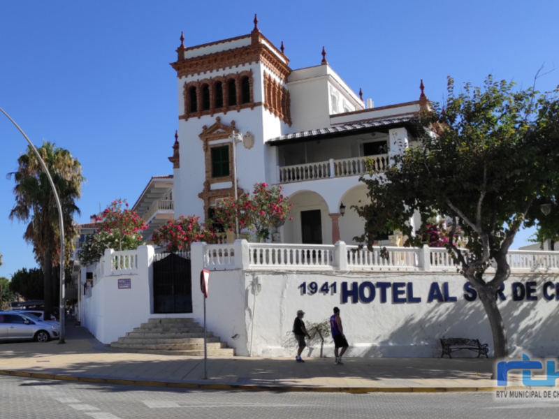 Hotel Al Sur de Chipiona, edificio colonial con torre y balcones, ubicado en la calle principal de Chipiona.