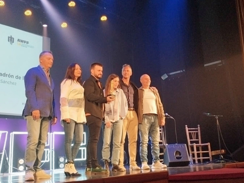 Premiación en el AWFF 2023: equipo de El ladrón de luces.