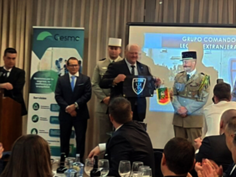 Presentación del Grupo Comando LEC Extranjera en un evento oficial con representantes militares y empresariales.