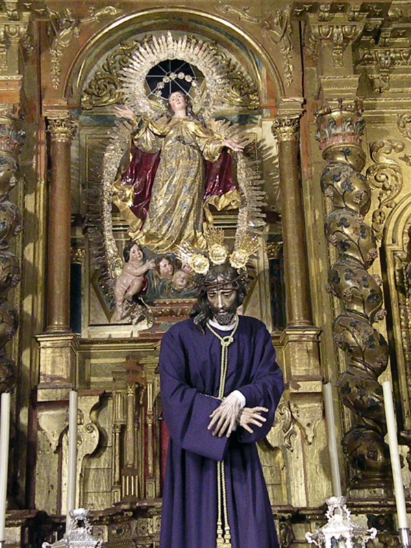 Retablo con esculturas de la Virgen y Cristo en un entorno barroco y dorado.