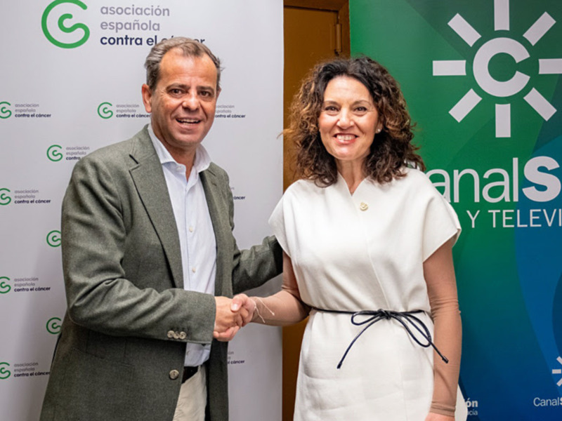 Participantes en una reunión de la Asociación Española contra el Cáncer, auspiciada por Canal Sur Radio Andalucía.