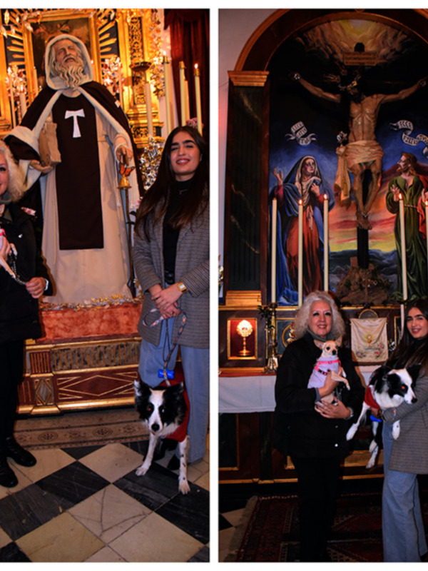 Dos mujeres y un perro posan en un interior ornado de iglesia, rodeados de imágenes religiosas y altares decorados.