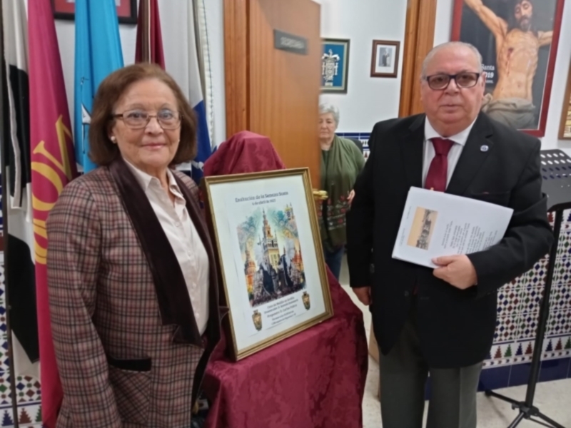 Presentación de un libro sobre la Semana Santa en la ciudad de Sevilla, con una mujer y un hombre en la imagen.