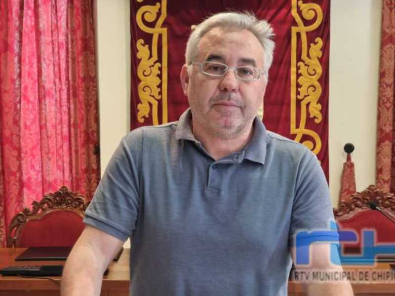 Un hombre en una sala de conferencias, posiblemente un político o funcionario público.