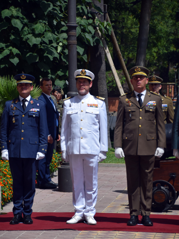 Oficiales militares en uniformes distintivos en una ceremonia al aire libre.