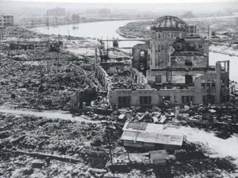 Imagen histórica de la ciudad de Hiroshima después del ataque nuclear, mostrando el edificio de la bomba atómica y los daños causados por la explosión.