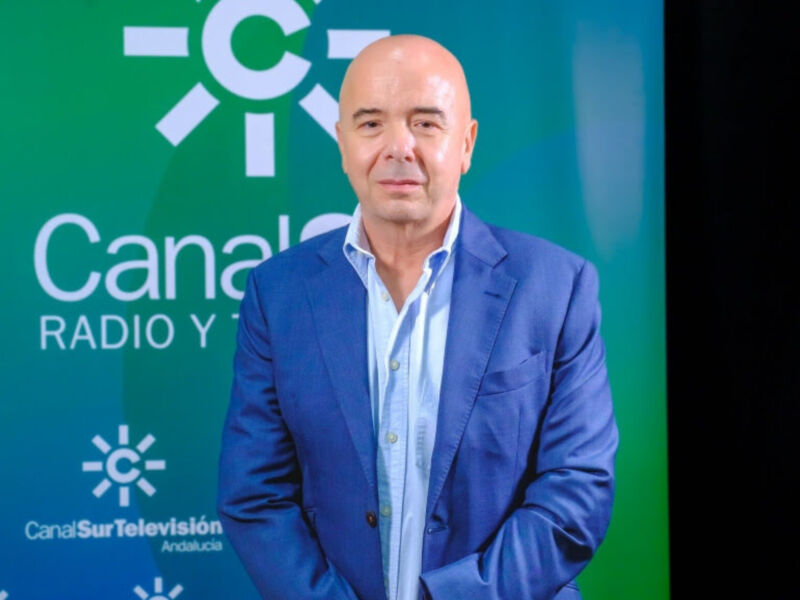 Un hombre en una camisa azul frente a un fondo verde con el logo de Canal Sur Televisión.