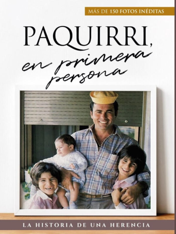 Una imagen de una familia feliz, con un padre sonriendo a la cámara y sus dos hijos pequeños. La imagen está dentro de una portada de libro titulado "Paquirirri, en primera persona" con texto que dice "Más de 150 fotos inéditas". Bajo la imagen, se puede leer "La historia de una herencia".