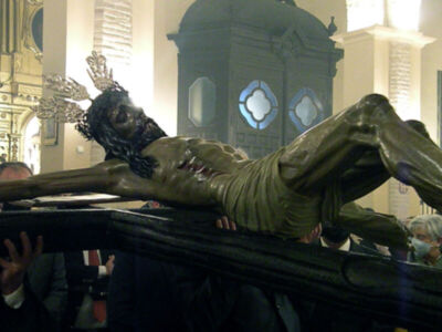 Alcalá del Río se reúne en oración ante el Santísimo Cristo del Buen Fin, obra de Roque Balduque