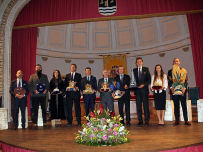  Los protagonistas de la Cabalgata reciben sus símbolos en Capitanía .claves de un acto que abre la Navidad