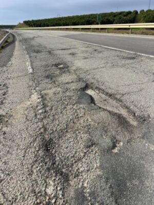 Alcalá del Río inicia una campaña de firmas para exigir el arreglo de la A-8006