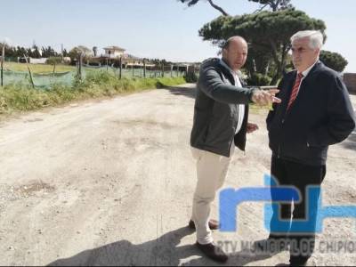 El alcalde de Chipiona estudia con la Junta de Andalucía el estado de vías afectadas por las borrascas en Las Tres Piedras