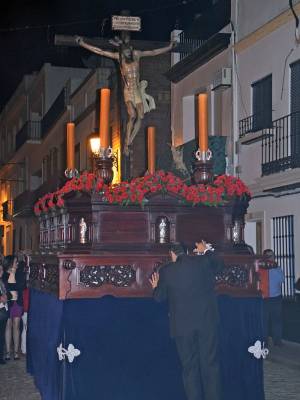 El Santísimo Cristo del Buen Fin recorre Alcalá del Río en una noche de fe y silencio 