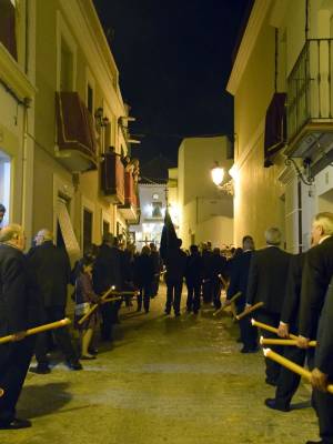 Alcalá del Río se sumerge en el recogimiento con la salida del Cristo del Buen Fin 
