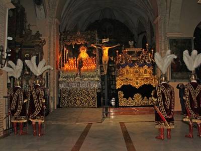  Alcalá del Río revive con solemnidad el ancestral rito del Descendimiento de Cristo 