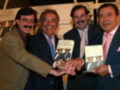 Grupo de personas sonrientes posando con un libro en la mano. El ambiente parece ser una presentación o evento de libros, posiblemente un lanzamiento de nuevo título.