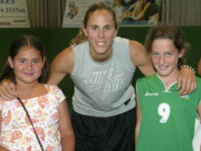 Amaya Valdemoros con Lucia e Irene Gimenez