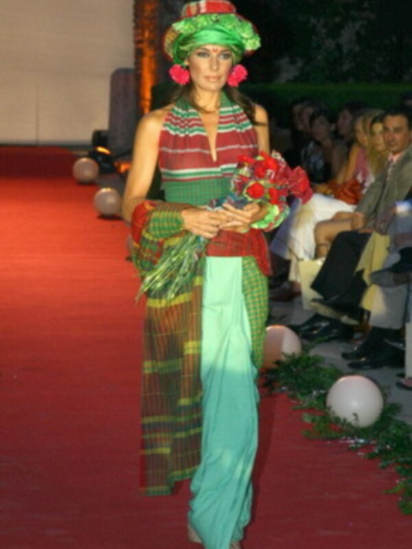 Raquel Revuelta desfila vestida de hindu