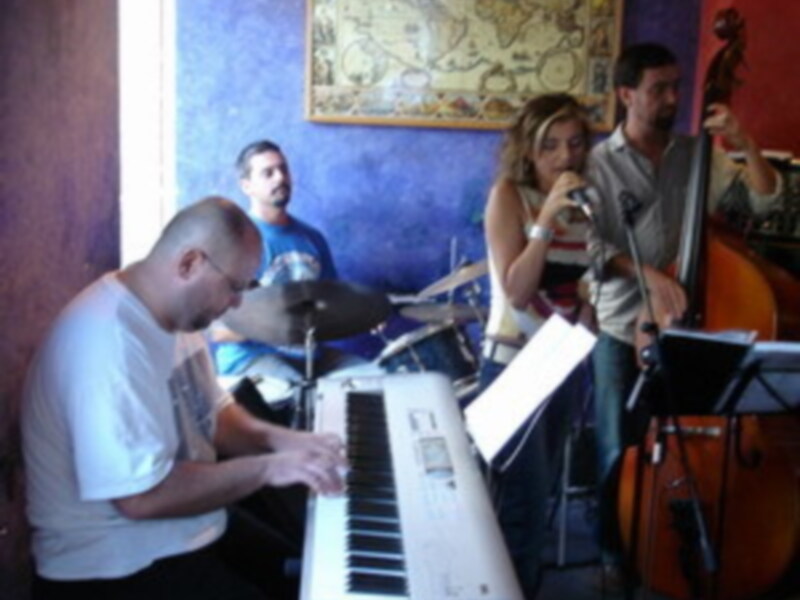 Paz de Alarcon y banda