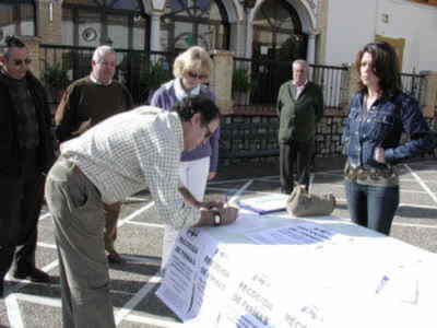 Gines se une a la campaña de recogida de firmas del Partido Popular