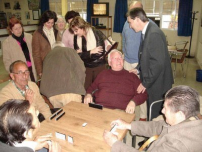 Los mayores de Lora del Río aprenden a usar sus teléfonos móviles en un curso organizado por la Junta de Andalucía y Vodafone