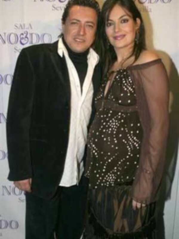 Celebridades posando en la Sala Noddo, evento de moda en Sevilla.