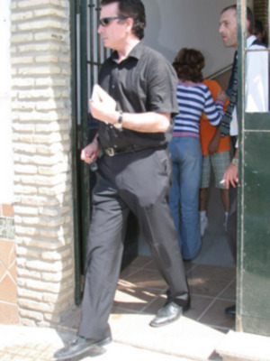 Ortega Cano lleva flores a la tumba de Rocio Jurado