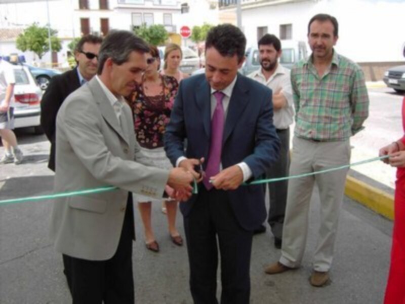Oficialmente se inicia una nueva etapa con la ceremonia de corte de cinta en un evento público.