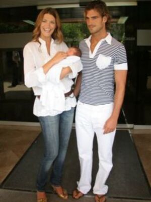 La modelo Laura Sanchez y el futbolista Aitor Ocio nos presentan a su niña por primera vez