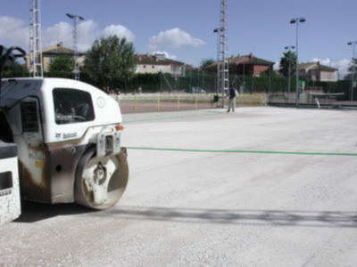 Comienzan los trabajos para renovar una de las pistas de baloncesto del Polideportivo Municipal de Gines