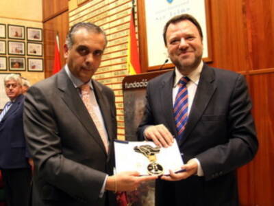 Jose Luis Sáez entregó una réplica de la medalla de oro del Mundial de Japón a la ciudad de Sevilla