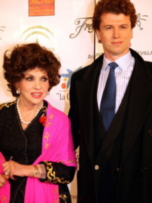 Gina Lollobrigida con su novio Javier Rigau en Sevilla