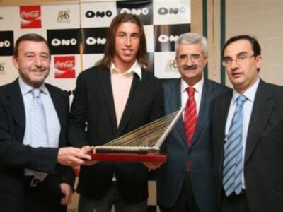 Sergio Ramos recibe el premio ONO en la cena de navidad de la Asociación de la Prensa Deportiva Sevillana