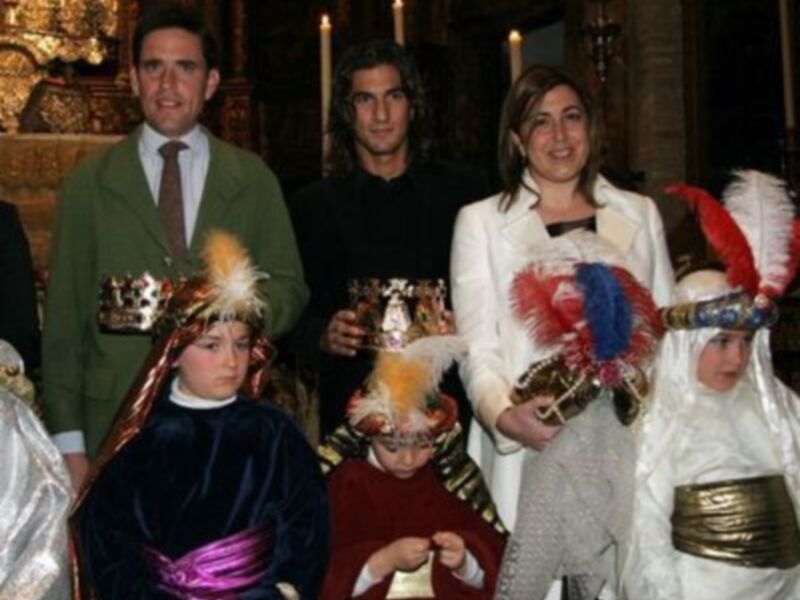 Familia con trajes tradicionales posando en una celebración navideña
