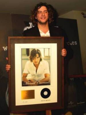 Manuel Carrasco recibe el disco de oro por las ventas de su álbum 'Tercera Parada'