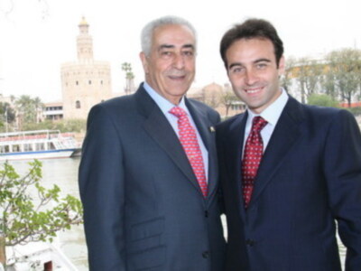 Enrique Ponce recibe dos premios en Sevilla el mismo dia