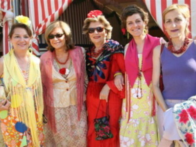 Amparo rubiales y Carmen Hermosin de flamenca en la Feria