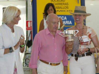 Teófila Martínez entregó ayer el trofeo 'Ciudad de Cádiz' en las carreras de caballos de Sanlúcar de Barrameda