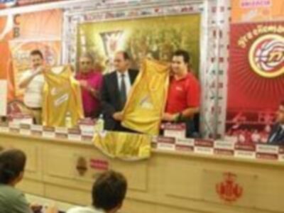 España presenta en Valencia la Camiseta Oro, un homenaje a la historia del baloncesto español 